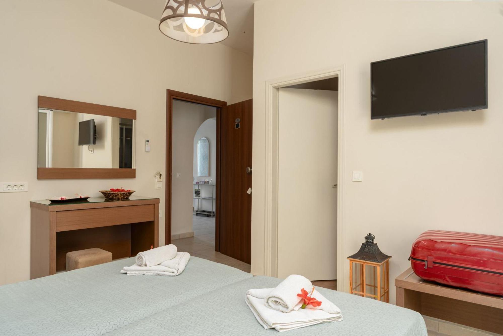 Stathis Beachfront Luxury Rooms Kalamákion Esterno foto