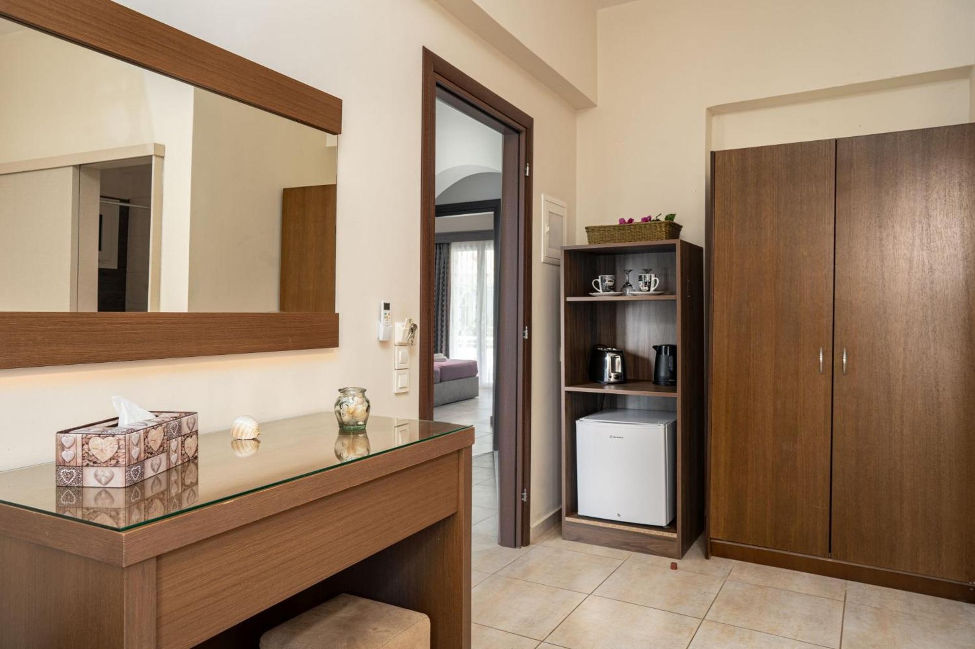 Stathis Beachfront Luxury Rooms Kalamákion Esterno foto
