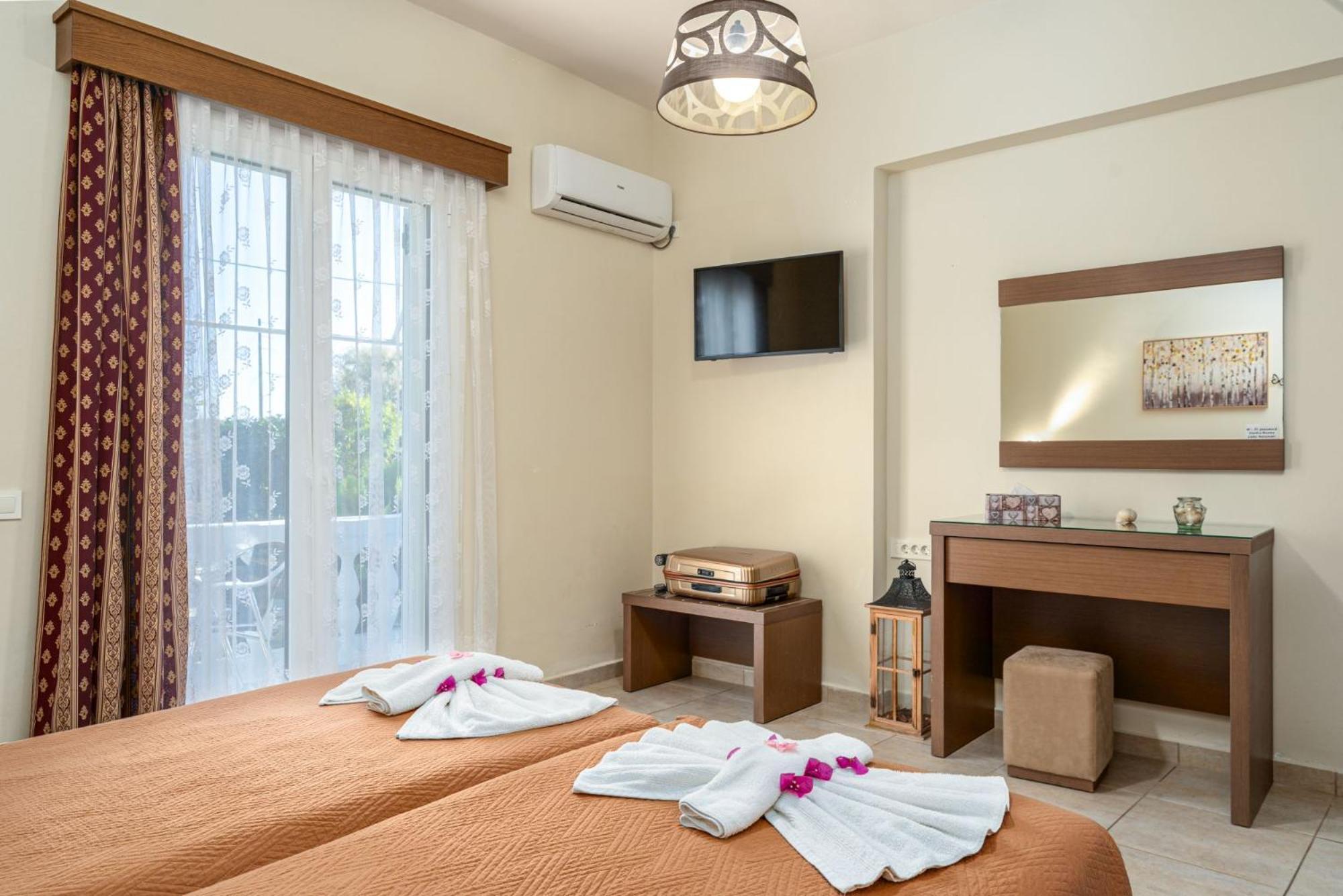 Stathis Beachfront Luxury Rooms Kalamákion Esterno foto