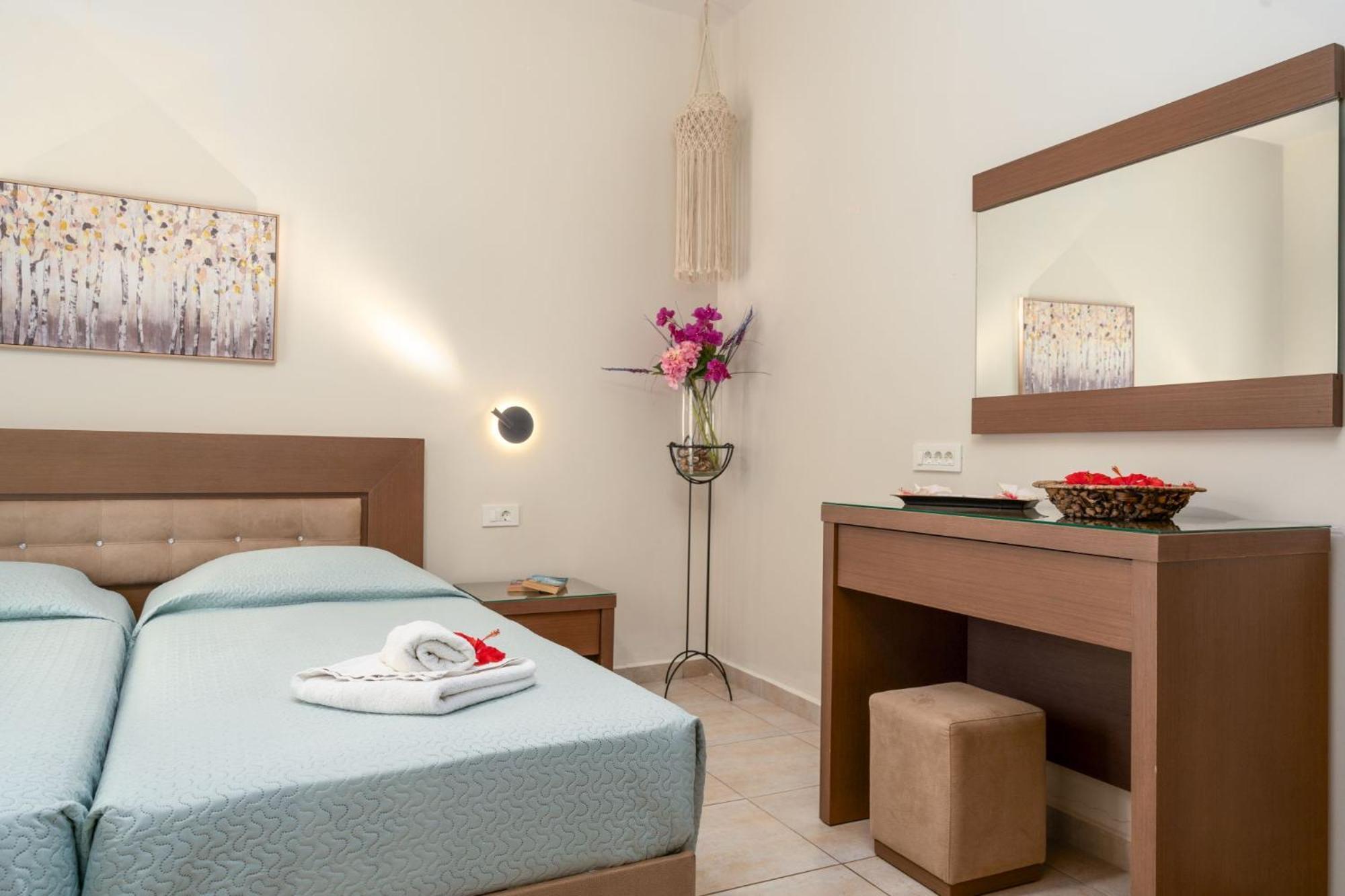 Stathis Beachfront Luxury Rooms Kalamákion Esterno foto