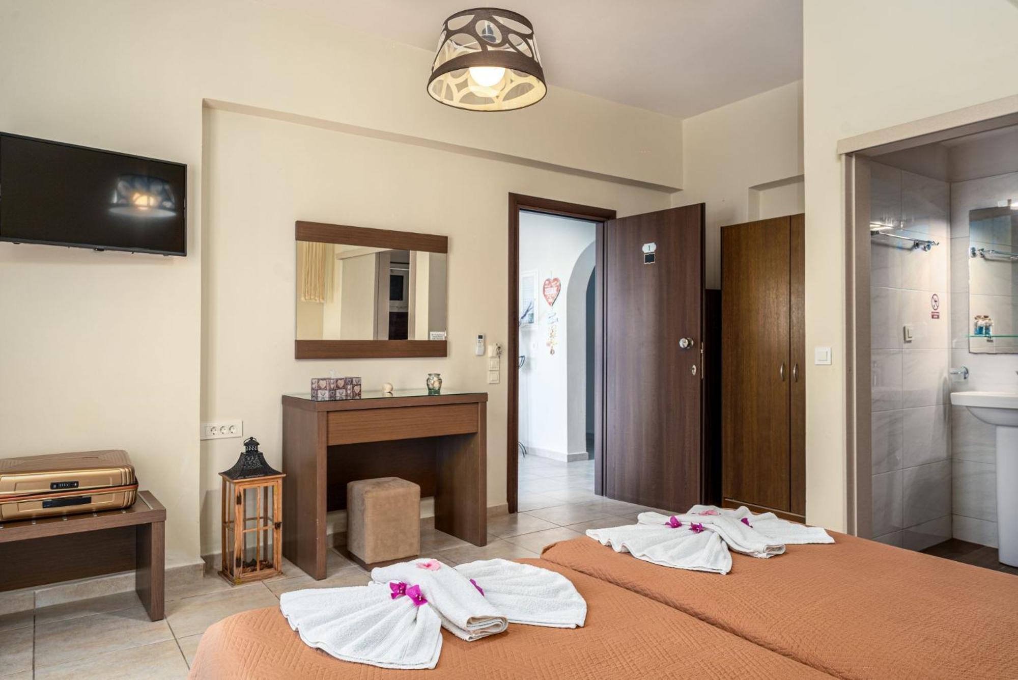 Stathis Beachfront Luxury Rooms Kalamákion Esterno foto