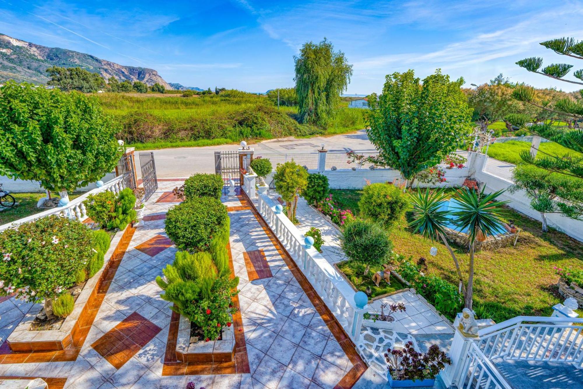 Stathis Beachfront Luxury Rooms Kalamákion Esterno foto